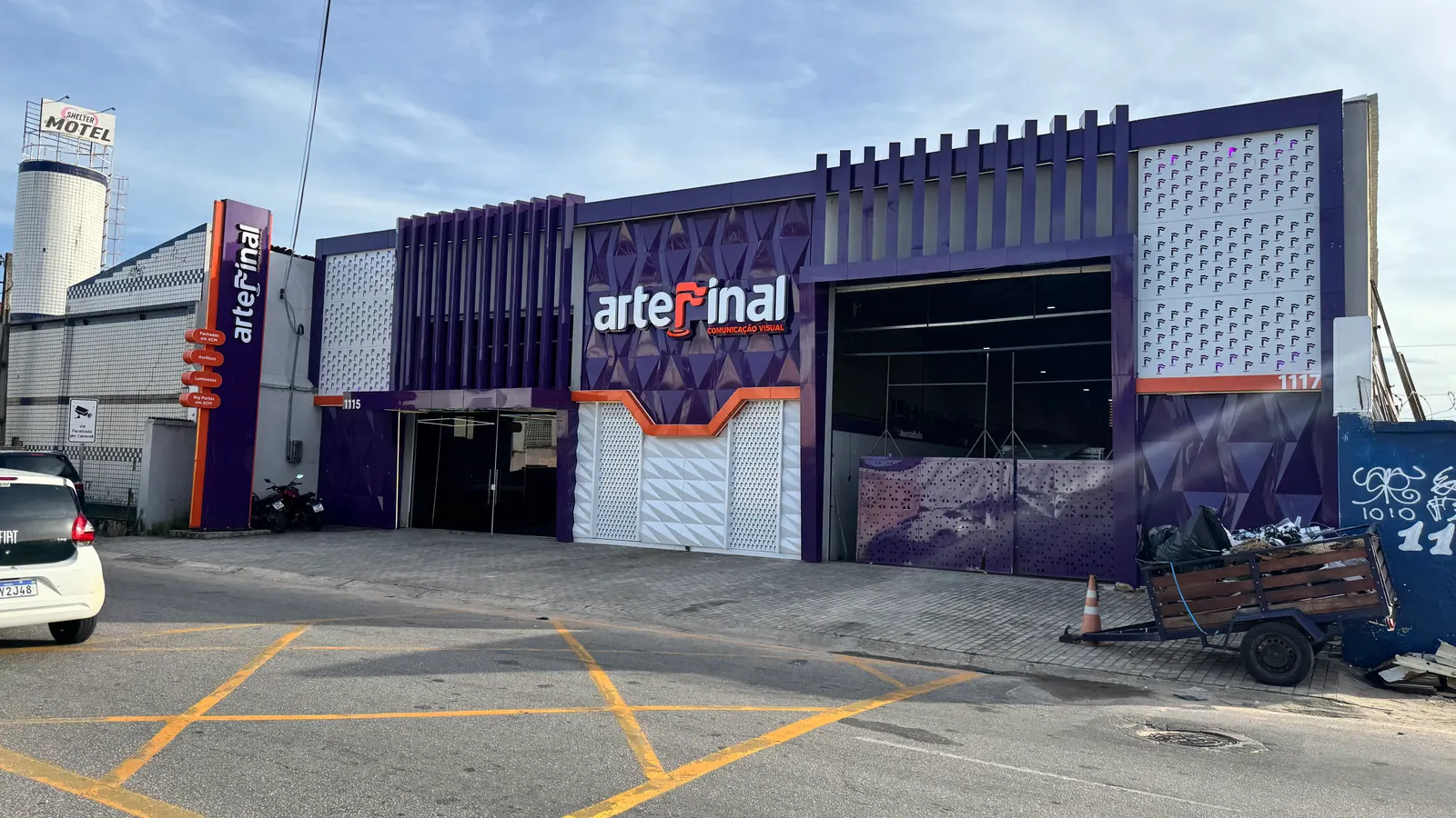 Sede Arte Final Brasil — fachada ACM, brise em ACM e totem