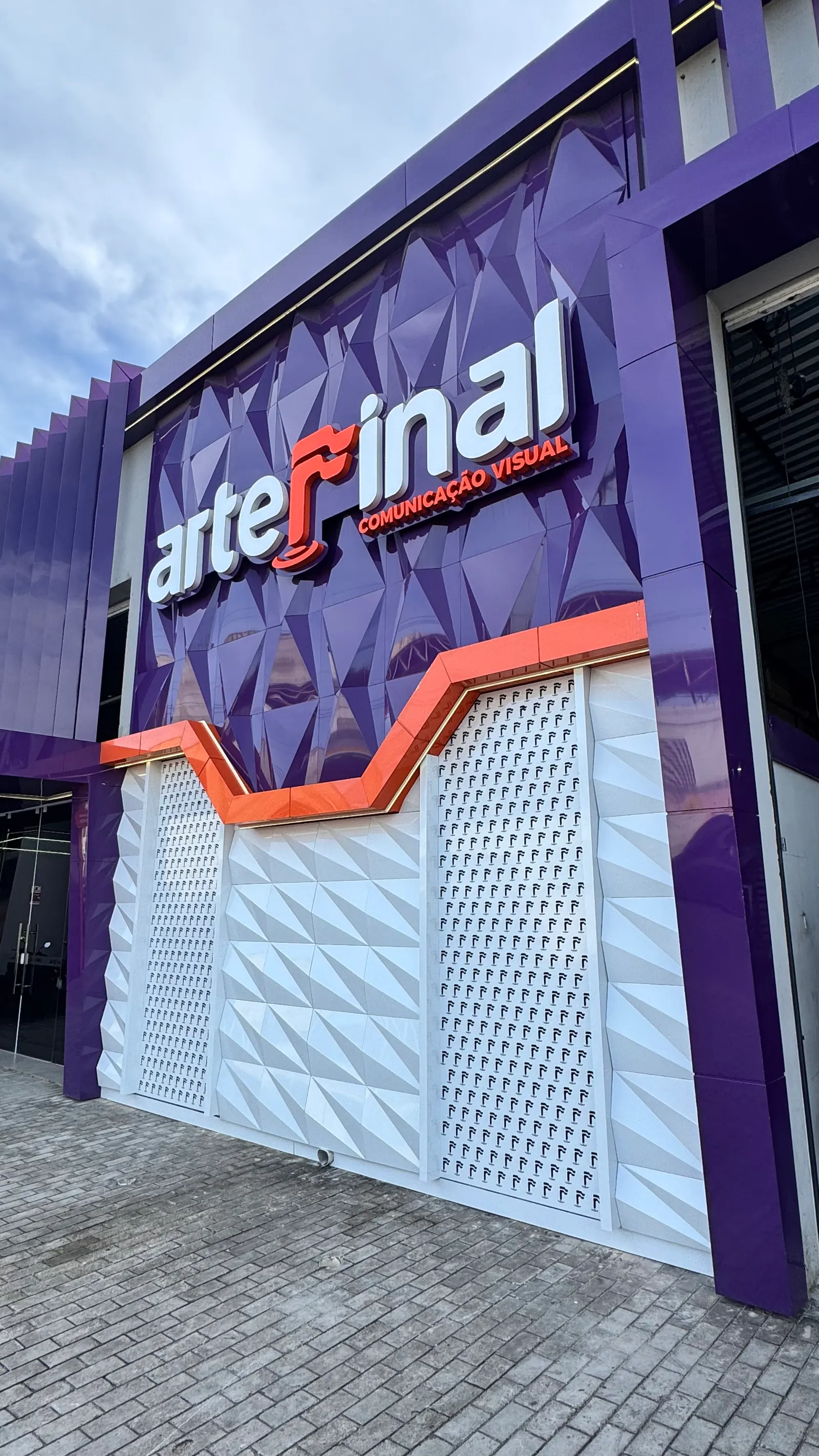 Fachada ACM Arte Final Brasil — sede própria em ACM roxo