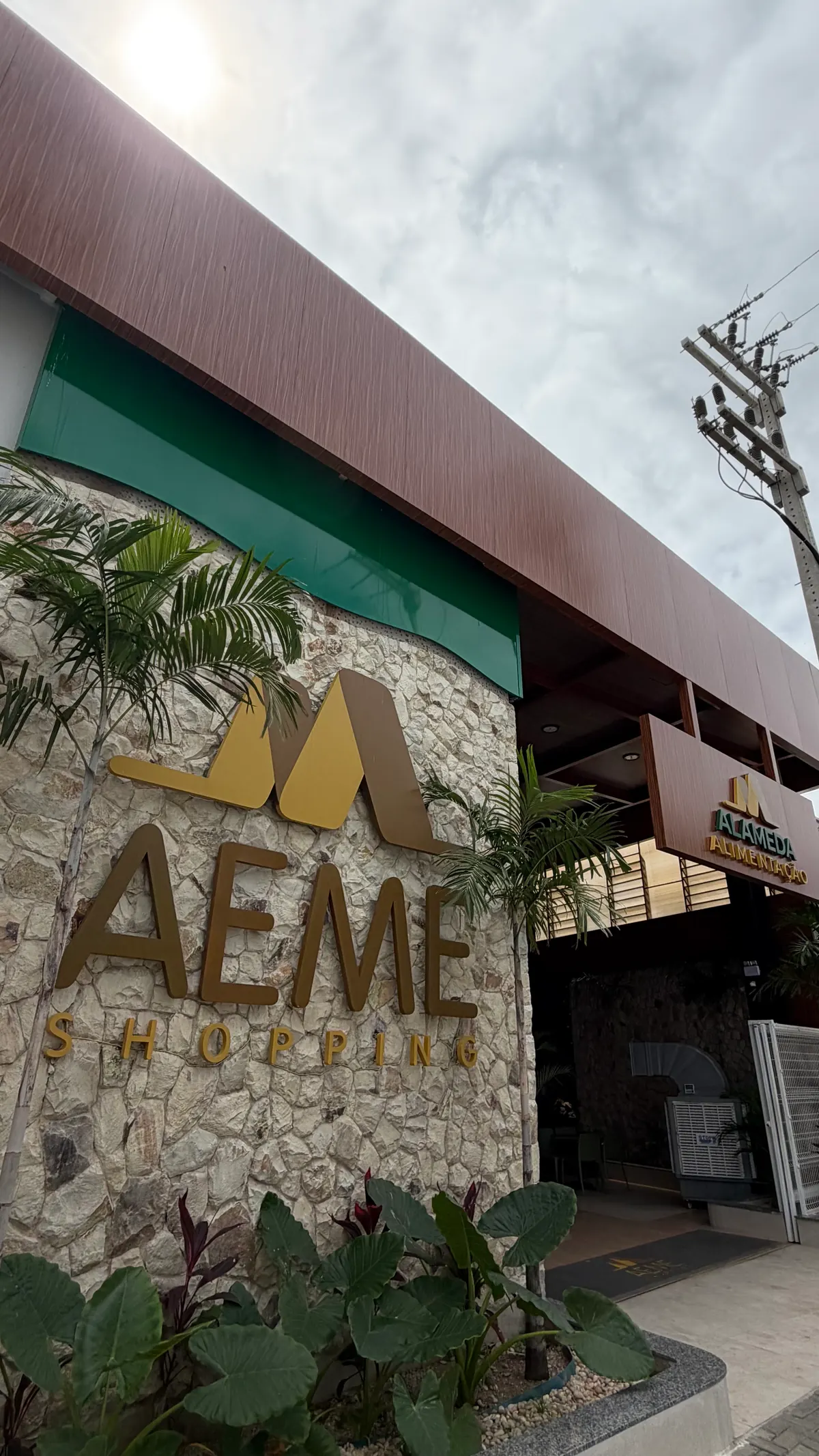 AEME Shopping — fachada letra caixa dourada Arte Final Brasil