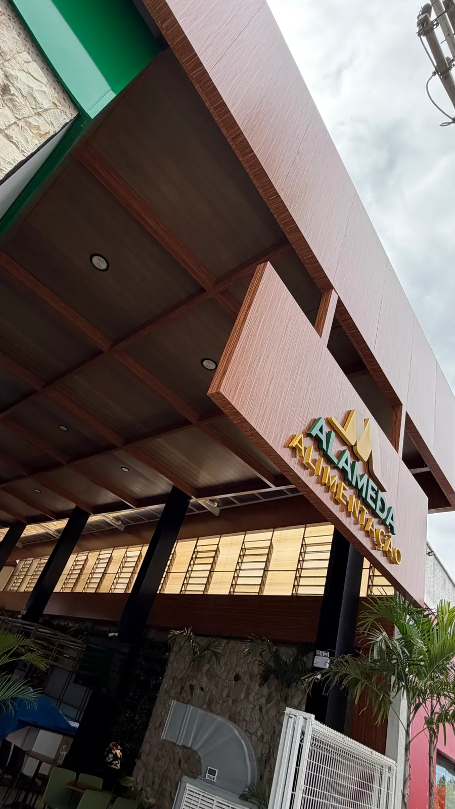 Alameda Alimentação — brise e forro amadeirado em ACM, Arte Final Brasil
