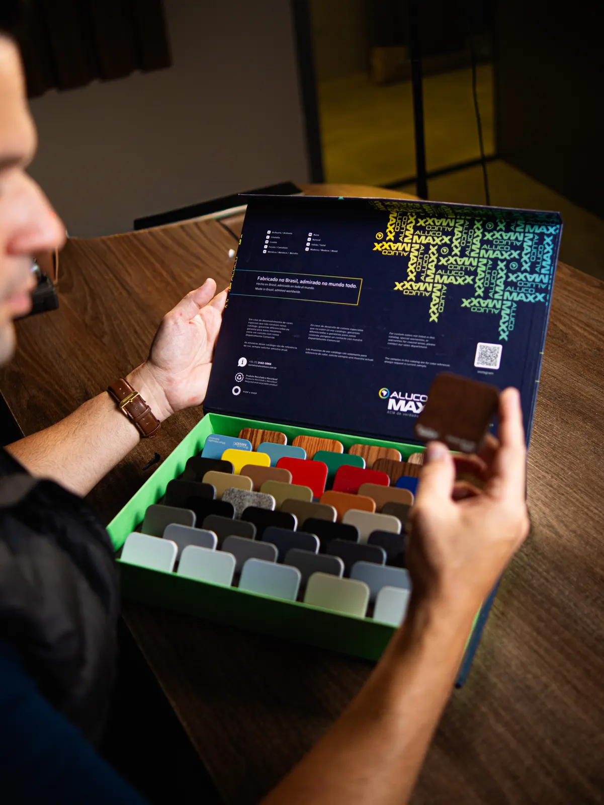 Amostras de cores em ACM para personalização de totem — Arte Final Brasil